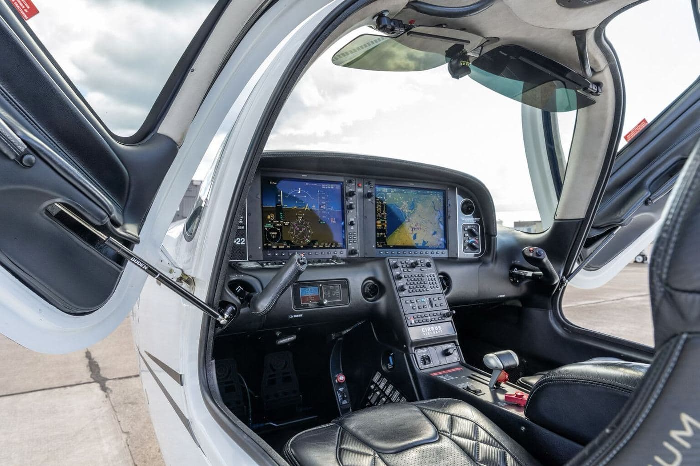 Cirrus SR22 interior 1