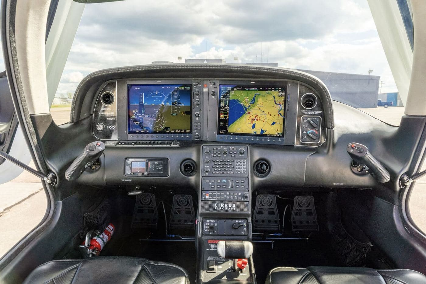 Cirrus SR22 interior 3