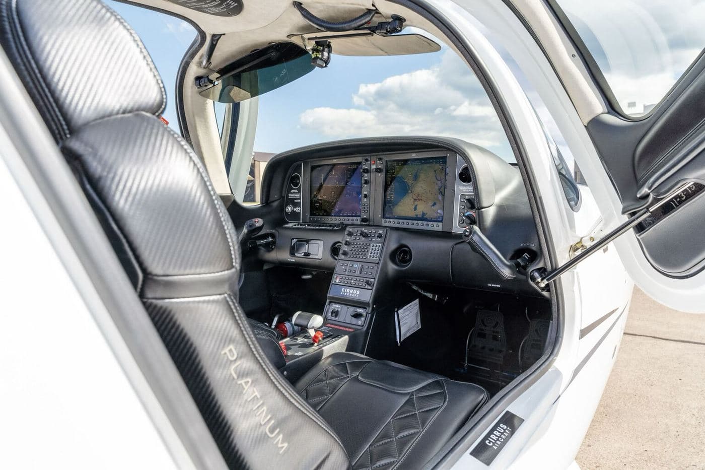 Cirrus SR22 interior 4