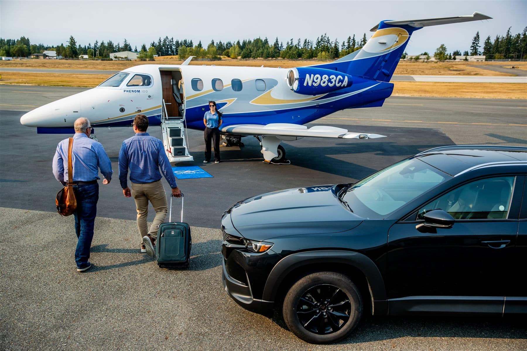 Ground transport meeting a Citizen Air Phenom 100 on the ramp